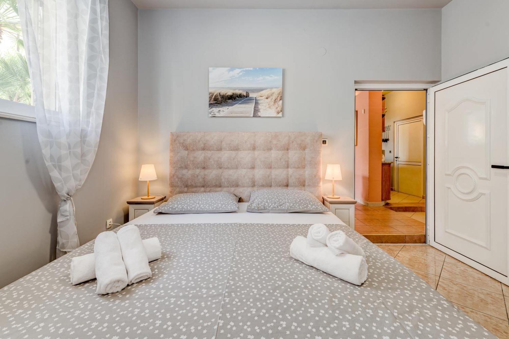 Blue Dolphin Apartment - Private Indoor Pool, Jacuzzi, Garden Split Exterior foto
